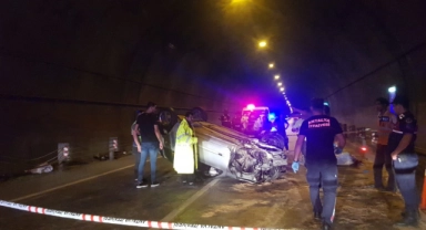 Tünelde takla atan araçta 2 ölü
