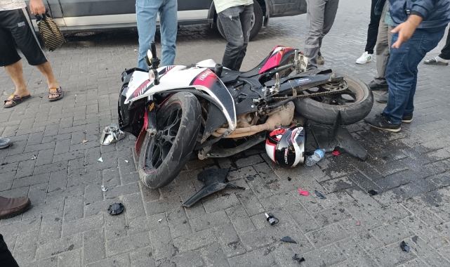 Turgutlu'da motosiklet ile minibüs çarpıştı!