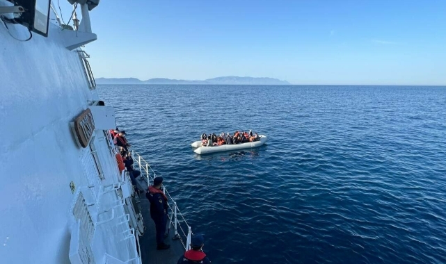 Türk kara sularına itilen 37 göçmen kurtarıldı