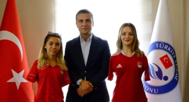 Türkiye Yüzme Federasyonu Başkanı Erkan Yalçın, Sevilay Öztürk ve Sümeyye Boyacı ile buluştu