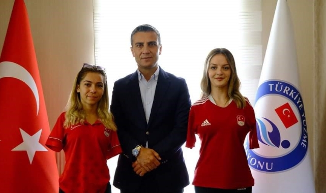 Türkiye Yüzme Federasyonu Başkanı Erkan Yalçın, Sevilay Öztürk ve Sümeyye Boyacı ile buluştu