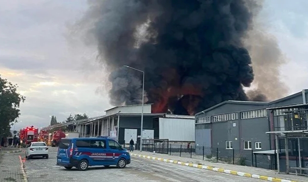 Uşak'ta tekstil fabrikasında yangın