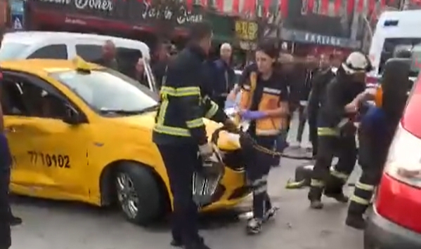 Yalova’da minibüs ile taksi çarpıştı: 3 yaralı