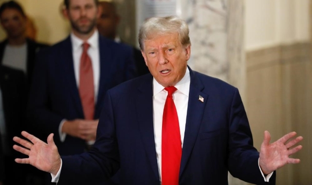 Yargıç ve savcıyı hedef aldı! Trump salonu terk etti