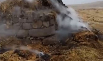Yıldırım düştü, 3 bin bağ ot yandı
