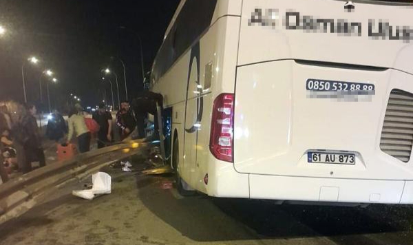 Yolcu otobüsü bariyere çarptı: 7 yaralı