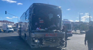 Yolcu otobüsü TIR'la çarpıştı: 3 yaralı
