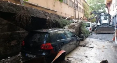 Zeytinburnu'nda istinat duvarı çöktü