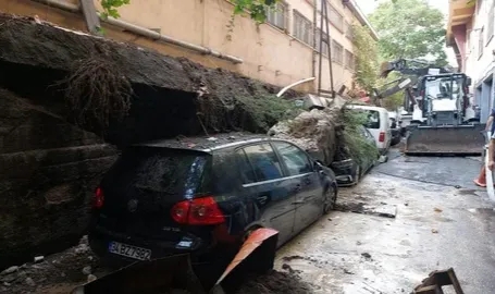 Zeytinburnu'nda istinat duvarı çöktü
