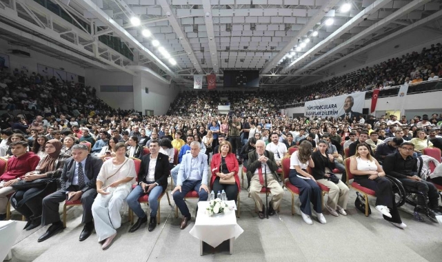10 bini aşkın Adanalı, İlber Ortaylı’nın, “100. Yılda Cumhuriyet” konferansında