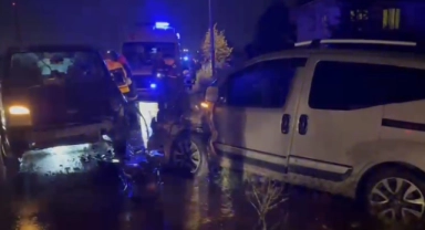 2 araç kafa kafaya çarpıştı: 2'si çocuk 3 kişi yaralandı