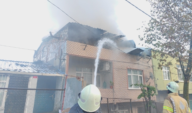 2 katlı binanın çatı katından alevler yükseldi: 3 yaralı