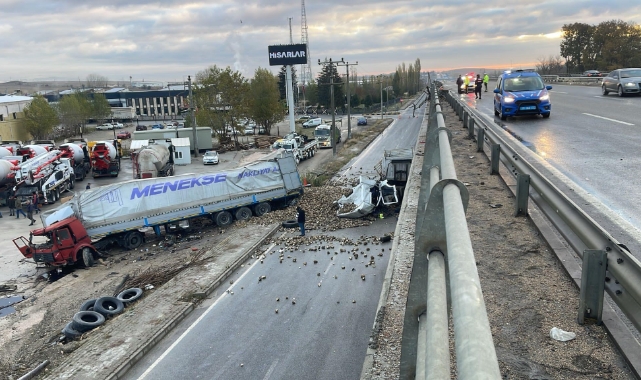 2 TIR, köprüden bağlantı yoluna uçtu