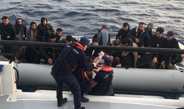 29 düzensiz göçmen kurtarıldı, 35'i yakalandı