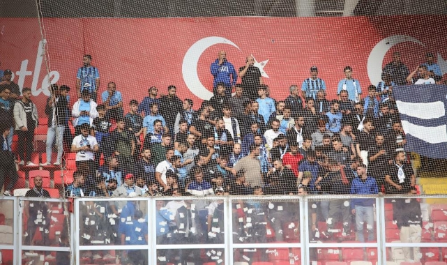 Adana Demirsporlu taraftarlar, takımını yalnız bırakmadı