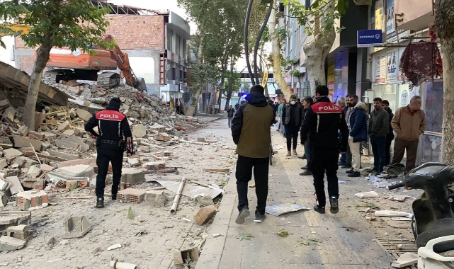Ağır hasarlı 5 katlı bina çöktü