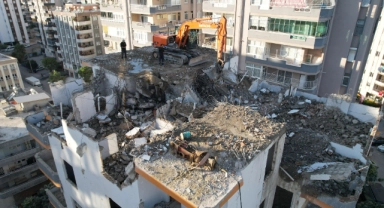 Ağır hasarlı binanın beton bağlama noktasından tepsi çıktı