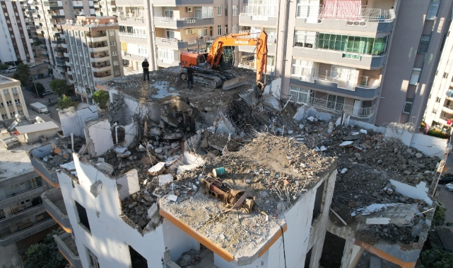 Ağır hasarlı binanın beton bağlama noktasından tepsi çıktı