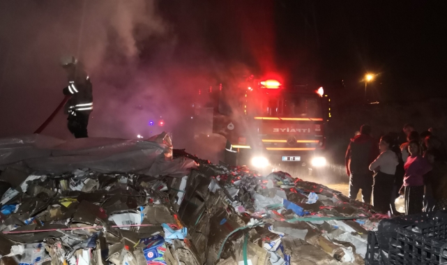 Aksaray’da atık karton balyalarında yangın paniği