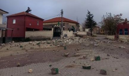 Aksaray’da fırtına cami minaresini yıktı