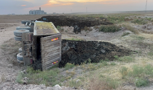 Aksaray’da kamyon şarampole devrildi: 2 yaralı