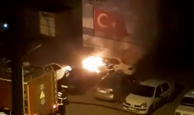 Aksaray’da park halindeki otomobil alev topuna döndü