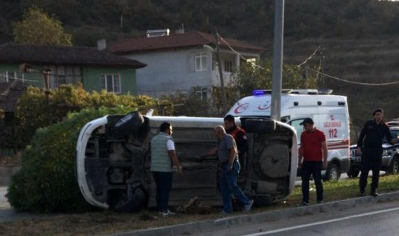 Amasya’da kontrolden çıkan otomobil refüje devrildi!