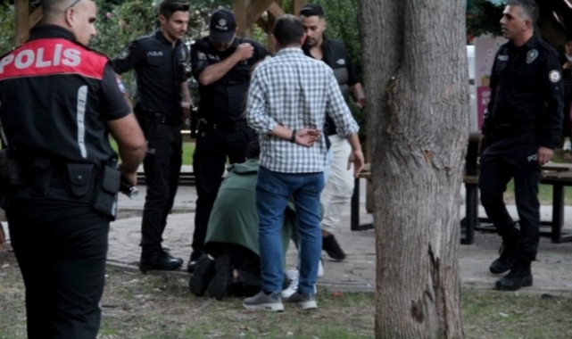 Antalya'da kız arkadaşıyla tartışan adam ağlayarak ayaklarına kapandı