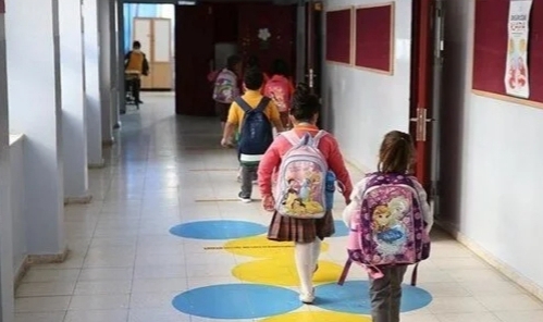 Ara tatil sona erdi, milyonlarca öğrenci ders başı yaptı