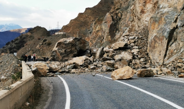 Artvin'de heyelan: Kayalar yola düştü!