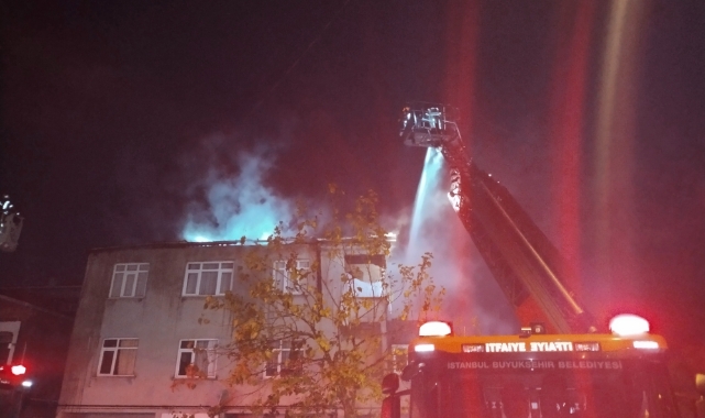 Ataşehir'de binanın çatısı alev alev yandı