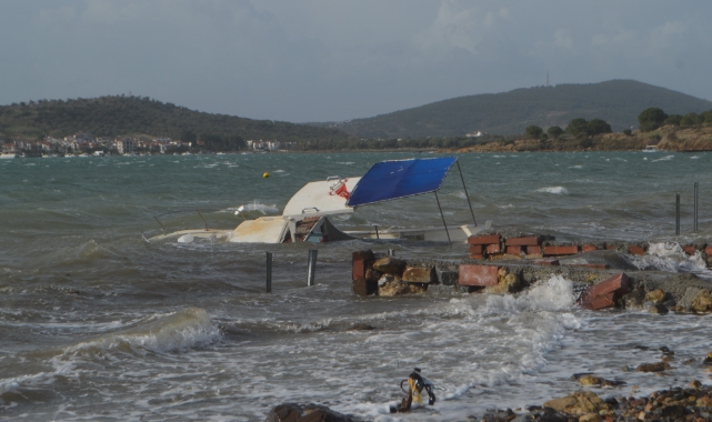 Ayvalık’ta fırtına hayatı felç etti
