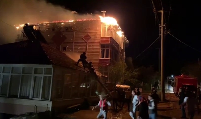 Bacadan çıkan yangında çatı alev alev yandı