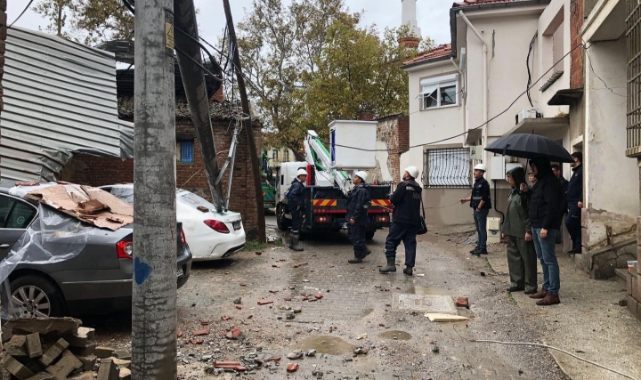 Balıkesir’de fırtına ve hortum etkisini gösterdi