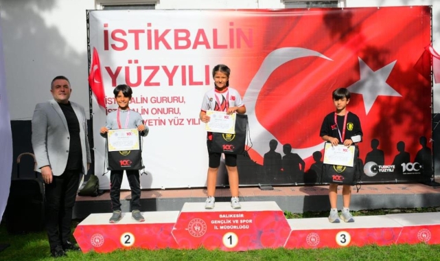 Balıkesir’de hafta sonu genç sporcular kıyasıya yarıştı