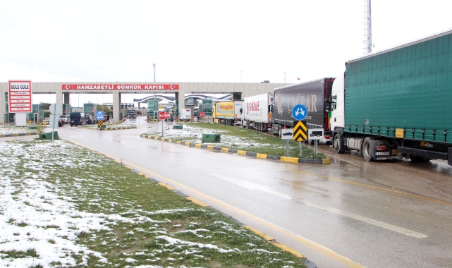 Balkanlar’da yollar kardan kapandı! Edirne'de yoğunluk oluştu