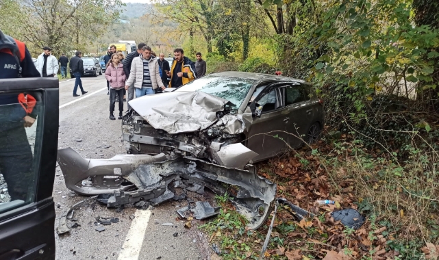 Bartın'da iki otomobil kafa kafaya çarpıştı