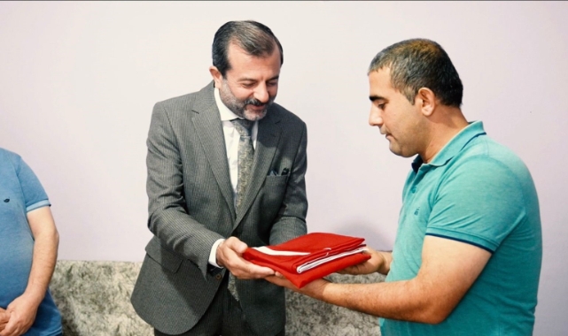 Başkan Işık'tan Akyol ailesine bayrak hediyesi