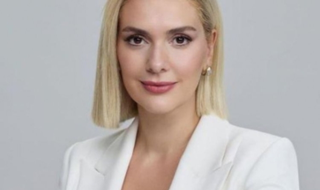 Bergüzar Korel'den dekolteli poz