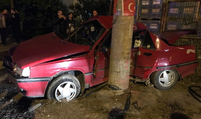 Beton direğe çarpan otomobil kağıt gibi ezildi