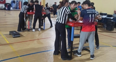 Bilek güreşinde 182 sporcu yarıştı