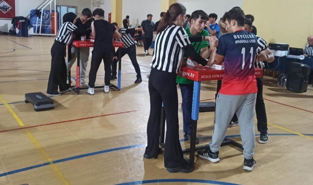 Bilek güreşinde 182 sporcu yarıştı