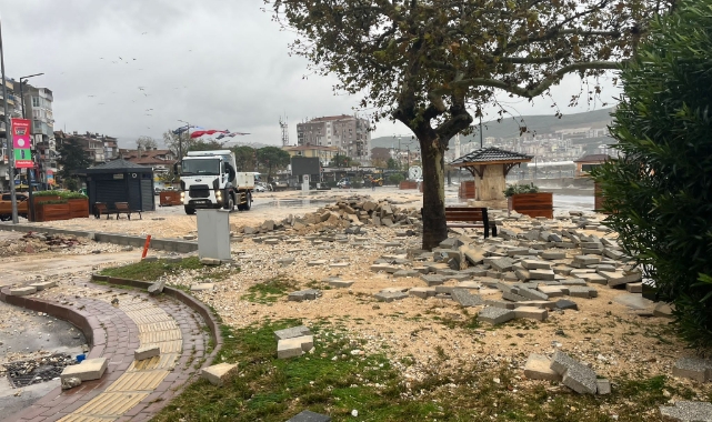 Bursa Büyükşehir fırtına mesaisinde