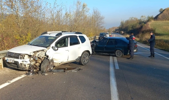 Bursa'da 2 araç kafa kafaya çarpıştı 3 kişi yaralandı