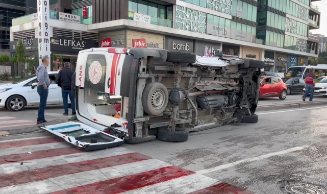 Bursa’da ambulans kaza yaptı!1 ’i sağlık personeli 3 kişi yaralandı