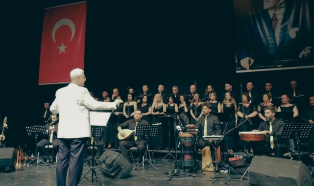 Bursa'da Cumhuriyetin 100. yılında Türk Halk Müziği konseri