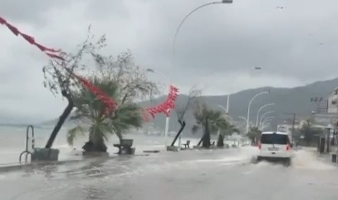 Bursa'da deniz karayla birleşti! Yollar göle döndü