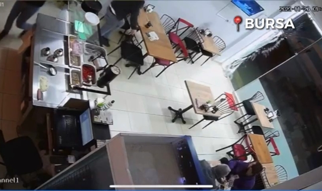 Bursa'da fırtınanın şiddeti kapıyı parçaladı