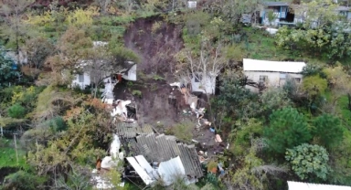 Bursa’da heyelan 2 evi yuttu