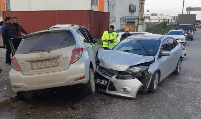 Bursa'da iki otomobil çarpıştı: 1 yaralı